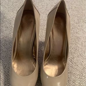 nude pumps